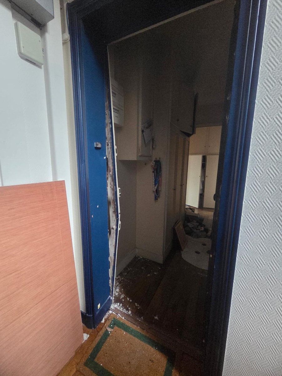Bâti de porte d'entrée dégarni côté gâche avant pose de fermeture provisoire