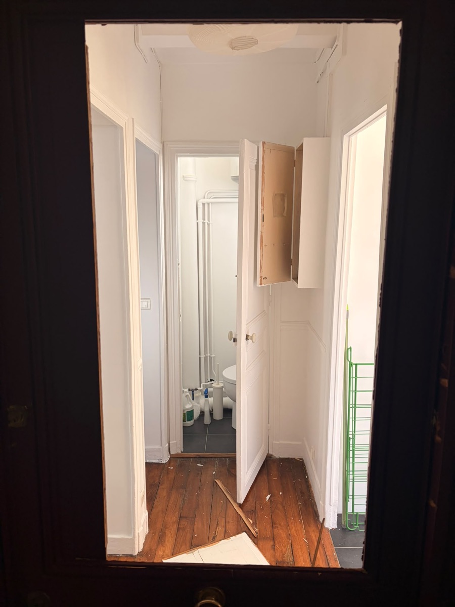 Panneau de porte d'entrée défoncé avec trou traversant après cambriolage