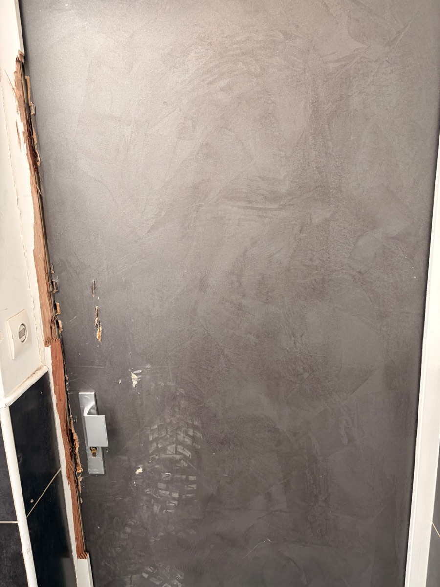 Porte d'appartement enfoncée avec chambranle éclaté côté serrure